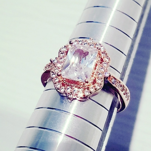 Rose gold Radiant halo Engagement ring - Picture 6 of 8
